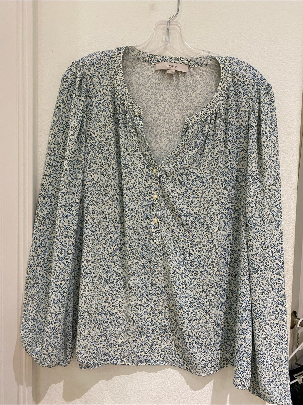 LOFT Floral Henley Blouse - Cream Puff - Size L Style 608428 - Like New